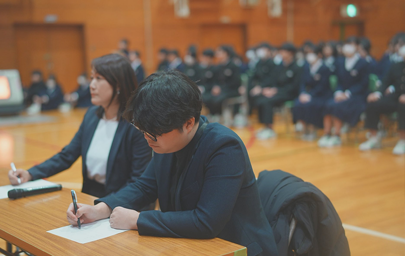 深谷市立上柴中学校にて、代表の近藤春樹がビジネスプラン発表会の審査員を務めました